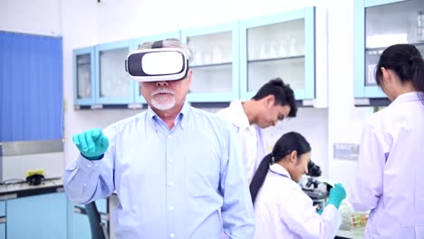 Científicos-que-trabajan-en-retrato-de-laboratorio.-Científico-chino-hombre-trabajando-en-laboratorio-con-la-cabeza-VR-establece-presionando-el-retrato-de-botón-con-su-equipo-en-segundo-plano.-De-superposición-de-efectos-especiales.