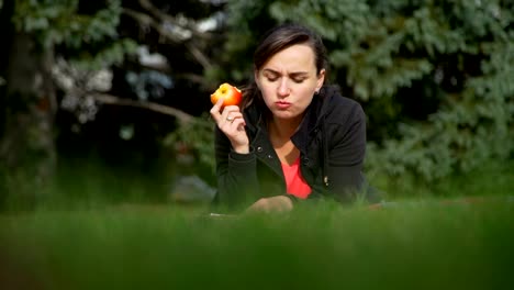 Junge-Frau-Lesebuch-im-Park