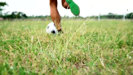 Jugadores-de-fútbol-jugar-al-fútbol-en-el-césped.