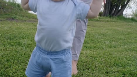 Lindo-niño-aprendiendo-a-caminar