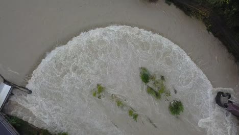 Zángano-de-la-vista-aérea-del-río-Serio-hinchado-después-de-fuertes-lluvias.-Provincia-de-Bérgamo,-Italia-norteña