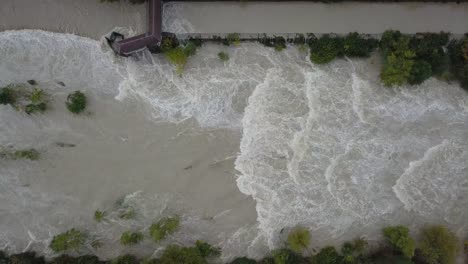 Zángano-de-la-vista-aérea-del-río-Serio-hinchado-después-de-fuertes-lluvias.-Provincia-de-Bérgamo,-Italia-norteña