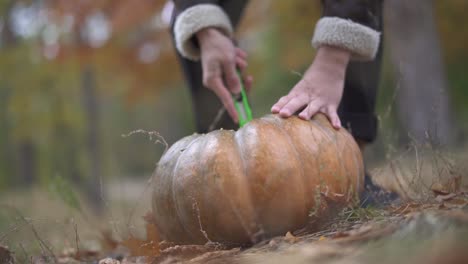 Víspera-de-Todos-los-Santos.-Hombre-chuletas-de-una-calabaza-con-un-cuchillo-de-carnicero.