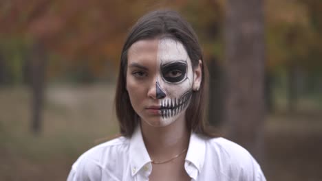 Halloween.-Lächelndes-Mädchen-mit-Toten-Make-up