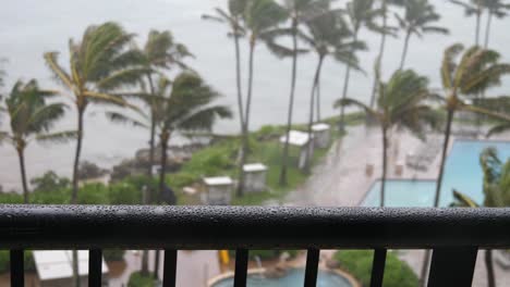 Beobachtete-Regen-auf-Hotel-Handlauf-während-Hurrikan-zu-sammeln