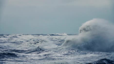 Alta-ola-rompiendo-en-las-rocas-de-la-costa.-Muy-gran-ola-aplastante-Costa,-gran-ola-hermoso-océano.-Movimiento-súper-lento.