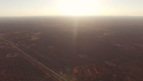 Imágenes-de-abejón-aéreo-de-la-carretera-en-la-región-semiárida-brasileña,-paisaje-llano-y-luz-solar