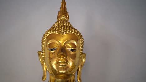 Pull-Out-Shot-of-Golden-Buddha-Statues-on-the-white-wall-at-Wat-Pho,-Bangkok-city,-Thailand