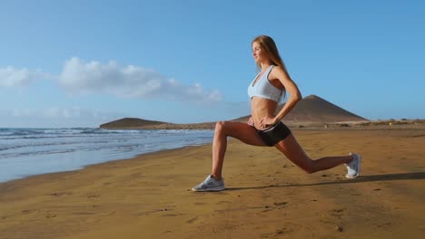 Retiro-de-yoga-y-entrenamiento---mujer-en-yoga-posan-en-la-playa-al-amanecer.-Niña-mujer-yoga-formación-en-paisaje-de-mar-sereno.-CÁMARA-LENTA-STEADICAM