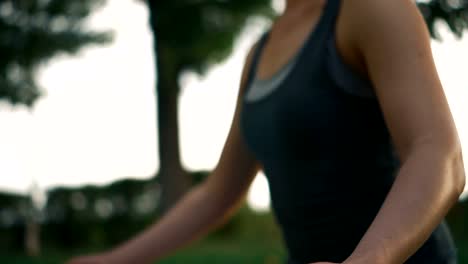 Chica-guapa-meditando-sentado-en-postura-de-loto.-Yoga-en-Parque