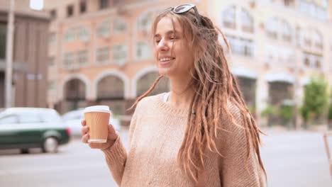 Porträt-Hipster-Mädchen-in-der-Morgen-Natur