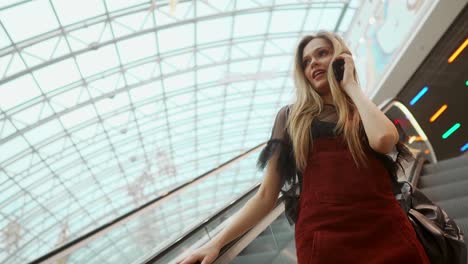 mujer-con-smartphone-en-centro-comercial-cerca-a-stock-shot-4K-video