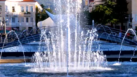 Fuentes-musicales-en-el-parque-en-el-terraplén-de-Batumi,-Georgia.