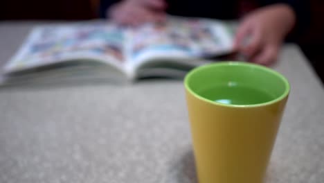 Niña-está-leyendo-en-casa.