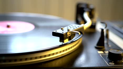 alten-Stil-Vinyl-Tonbandgerät-spielen-Spinnen-Platte-mit-Stylus-Nadel