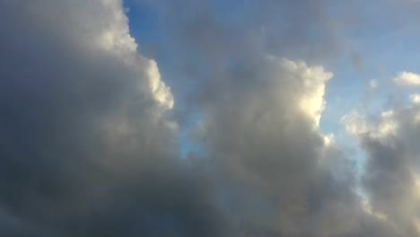 weiße-Wolken-am-blauen-Himmel