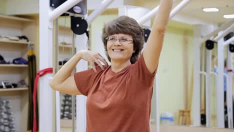 Senior-mujer-haciendo-ejercicios-en-gimnasio.