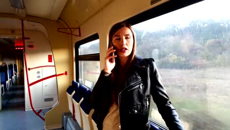 Chica-usando-el-teléfono-inteligente-en-tren