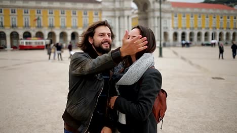 Feliz-pareja-joven-abrazos-y-mirando-a-su-alrededor-en-la-ciudad-desconocida.