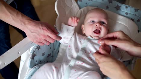 Hombre-joven-y-mujer-jugando-con-Little-Baby