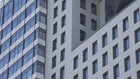 Ventanas-de-cristal-de-detalle-de-arquitectura-moderna-en-la-arquitectura-del-edificio-moderno-departamento-corporativo-edificio-de-la-ventana-de-negocios-interior-estructura-de-construcción-industrial