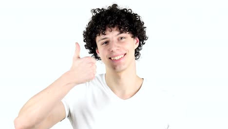 Thumbs-Up-von-Jüngling-mit-lockigen-Haaren,-weißer-Hintergrund