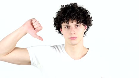 Pulgares-abajo-por-el-hombre-joven-con-pelo-rizado,-fondo-blanco