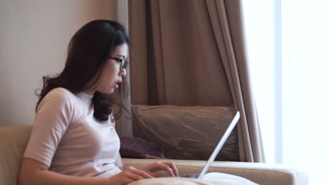 Angry-frustrated-Asian-woman-work-from-home-using-her-laptop-to-check-work-email