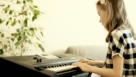 Little-girl-aprender-a-jugar-el-piano.