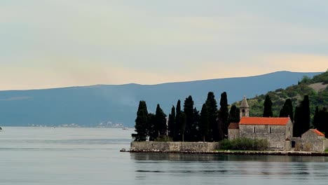 Die-Insel-Gospa-od-Skrpjela,-Bucht-von-Kotor,-Montenegro