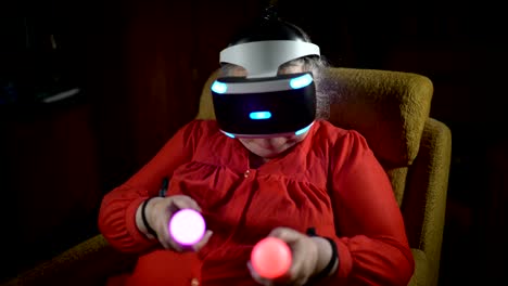 Ältere-Frau-im-VR-Kopfhörer-verwendet-Move-Motion-Controller-für-die-Videospiel-Konsole