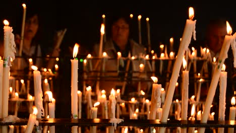 Personas-en-candelabro-y-velas