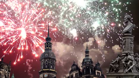 Skulptur-auf-das-Brühl-Terrasse-und-Hofkirche-oder-Kathedrale-der-Heiligsten-Dreifaltigkeit-und-Urlaub-Feuerwerk---Barockkirche-in-Dresden,-Sachsen,-Deutschland