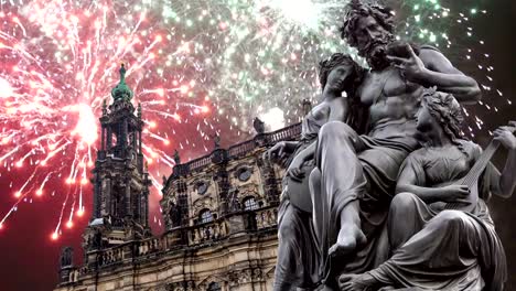 Skulptur-auf-das-Brühl-Terrasse-und-Hofkirche-oder-Kathedrale-der-Heiligsten-Dreifaltigkeit-und-Urlaub-Feuerwerk---Barockkirche-in-Dresden,-Sachsen,-Deutschland