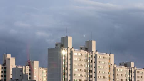 Bewegte-Wolken-über-die-Wohnung-in-einem-Regen.