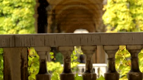 Estupendo-edificio-cubierto-con-hiedra,-Parque-del-cementerio-de-Mirogoj,-tiempo-de-lluvia