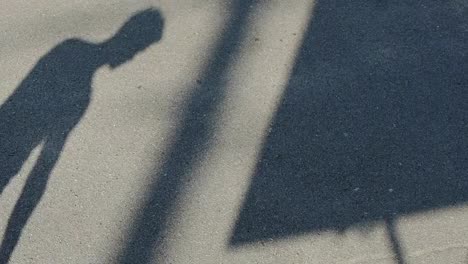 Schatten-des-Basketball-Spieler-dribbeln-den-Ball-auf-Spielplatz,-aktiven-Lebensstil