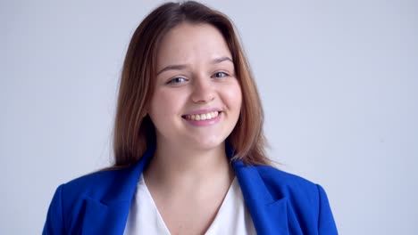 Mujer-feliz-en-chaqueta-azul-sonriendo-a-cámara