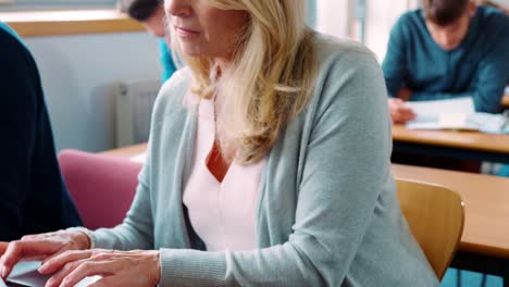 Mujer-en-la-Universidad,-asistir-a-clase-de-educación-para-adultos-madura