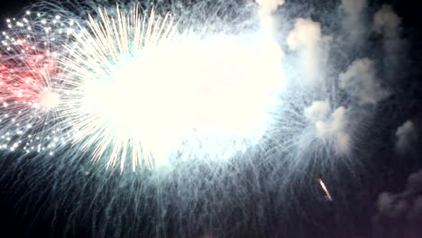 Bunte-Feuerwerk-am-holiday-Nacht