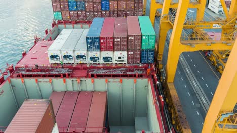 3K-lapso-de-tiempo:-de-grúa-de-trabajo-Cargar-puente-en-shipyard