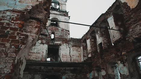 Paredes-de-ladrillos-rojos-iglesia-interior-orthodxal-ruinas,-día-nublado-frío