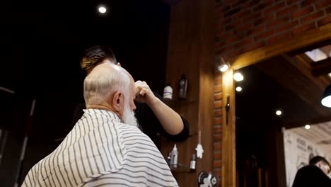 Hairdresser-makes-new-hairstyle-for-senior-man