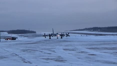 Taxis-del-bombardero-en-el-aeródromo-de-invierno