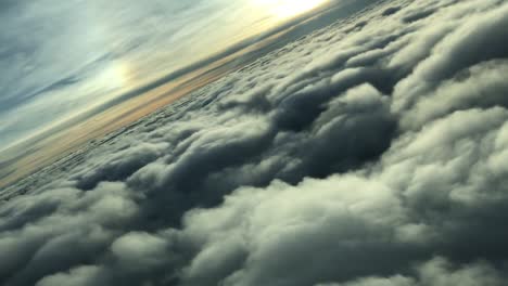 Luftaufnahmen.-Rundflug-über-den-Wolken.