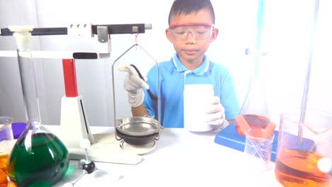 Niño-niño-lindo-estudiar-ciencia-en-laboratorio-en-aula