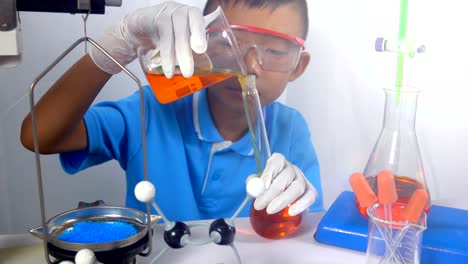 Niño-niño-lindo-estudiar-ciencia-en-laboratorio-en-aula