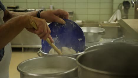 Cafeteria-Cook-gießt-Lachs-im-Hexenkessel