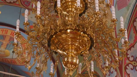 Araña-de-bronce-grande-en-la-iglesia-catedral-cristiana