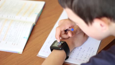 Young-Student-E-Learning-Using-Smart-Watch